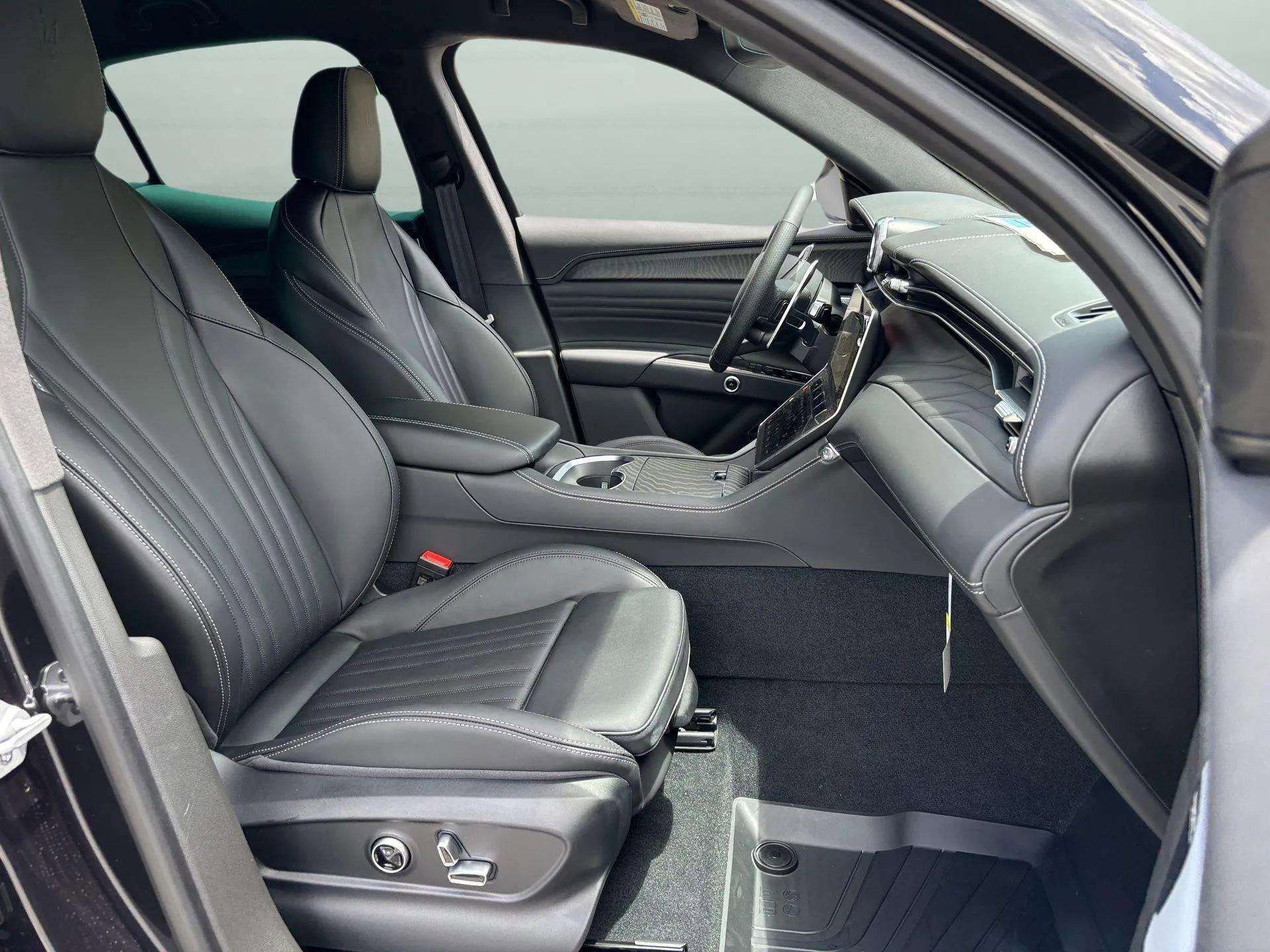 New 2025 Maserati Grecale GT image 23