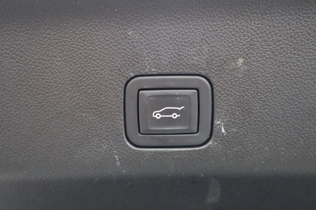 Used 2024 GMC Yukon XL SLT image 33