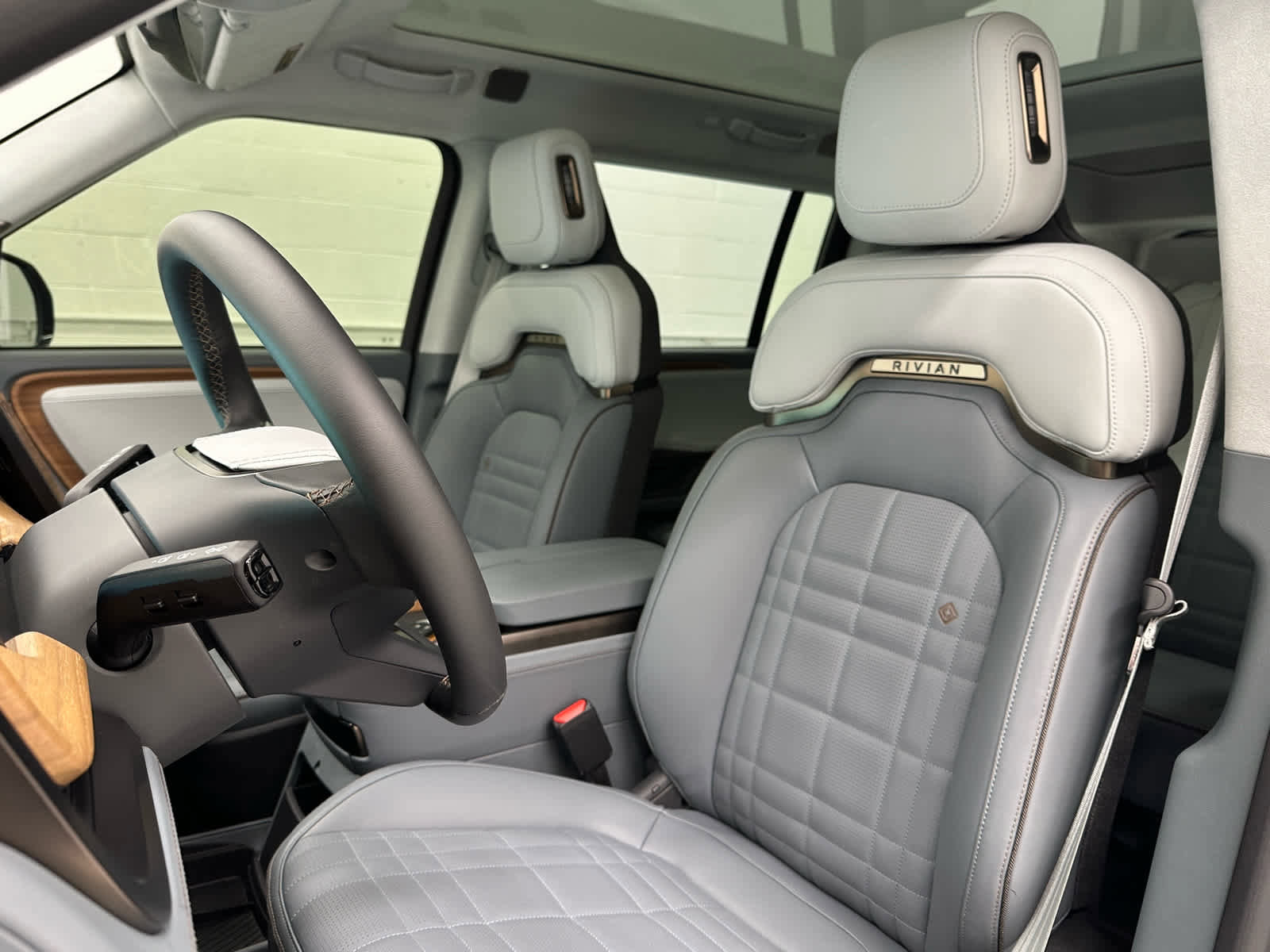 Used 2026 Rivian R1S Premium image 13