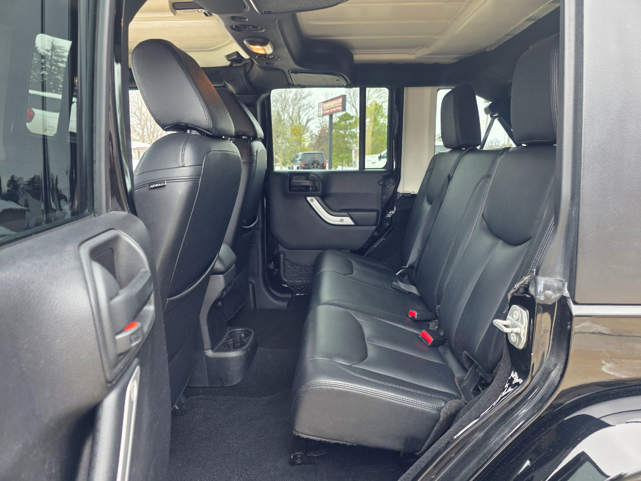 Used 2016 Jeep Wrangler Unlimited Sahara image 9