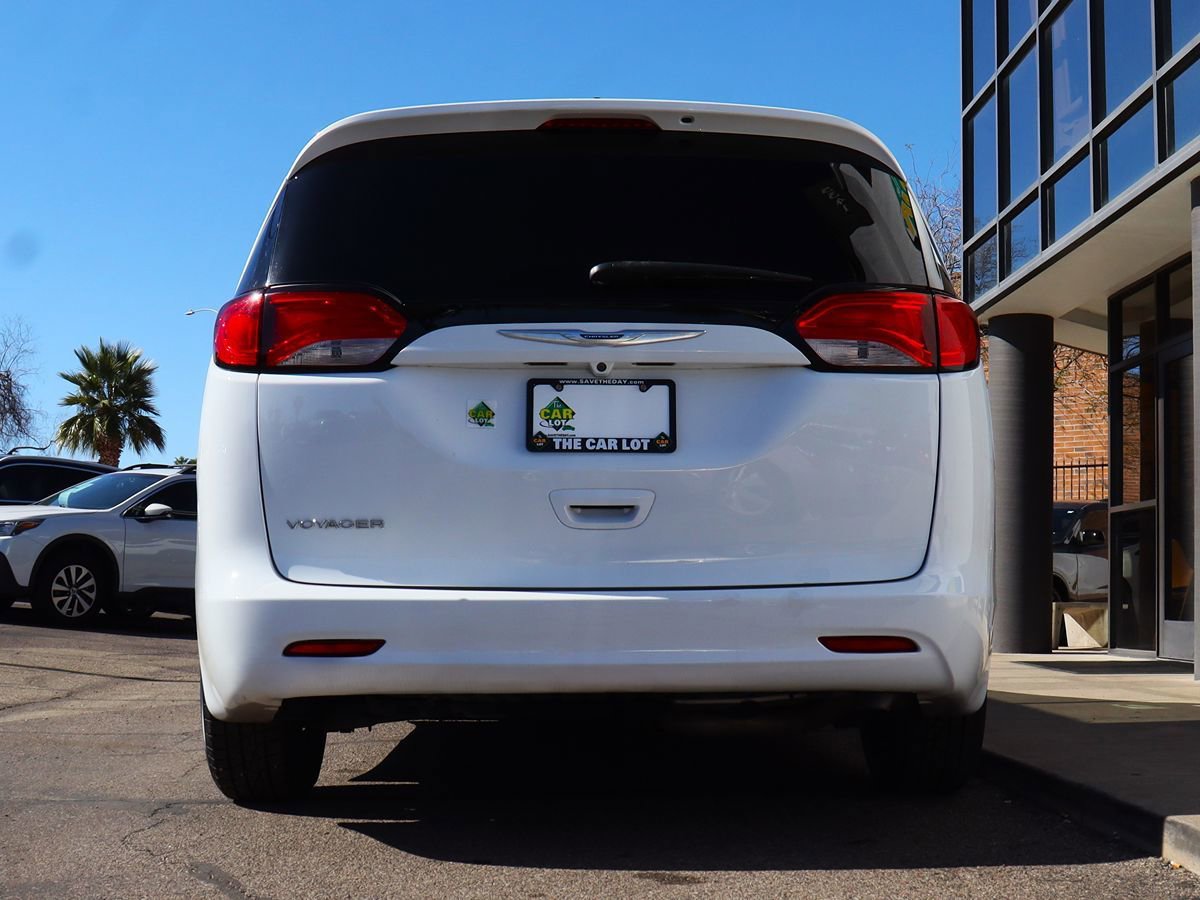Used 2020 Chrysler Voyager L FWD image 12