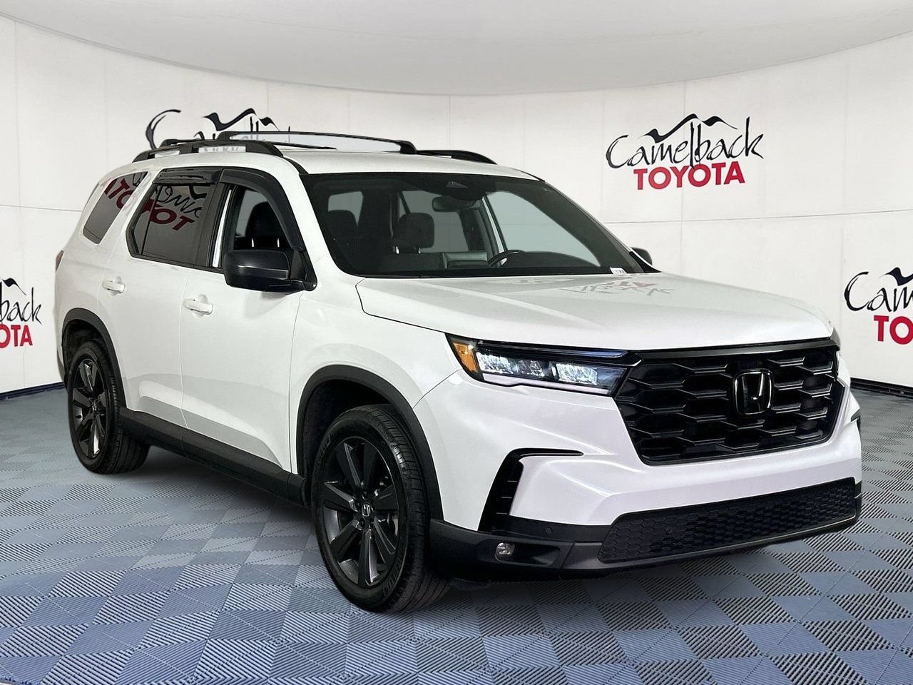 Used 2025 Honda Pilot Sport image 3