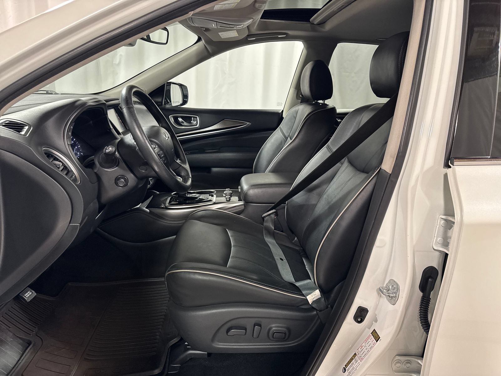 Used 2019 INFINITI QX60 Luxe w/ Essential Package AWD/4WD image 3