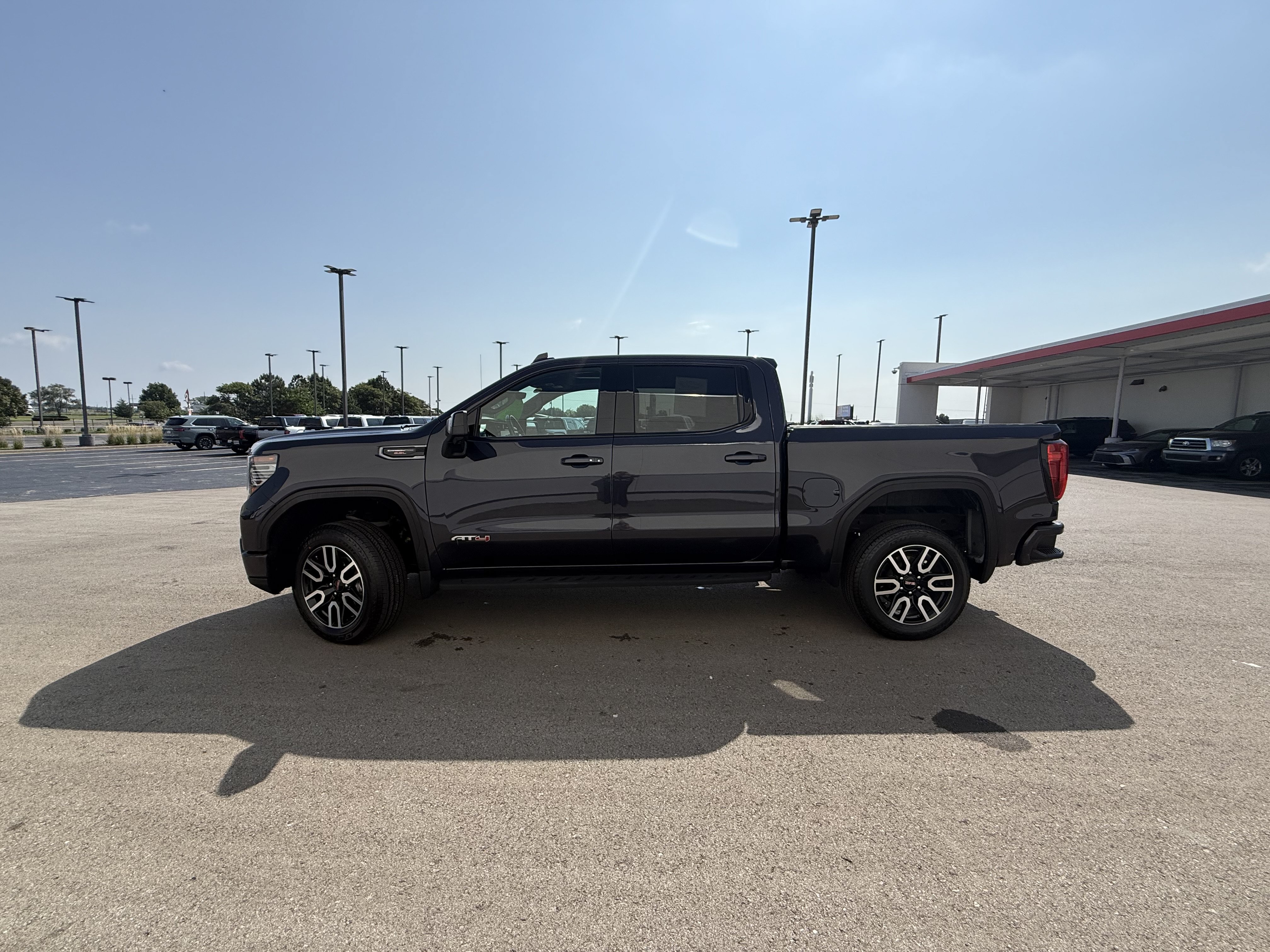 Used 2022 GMC Sierra 1500 AT4 w/ AT4 Premium Package AWD/4WD image 32