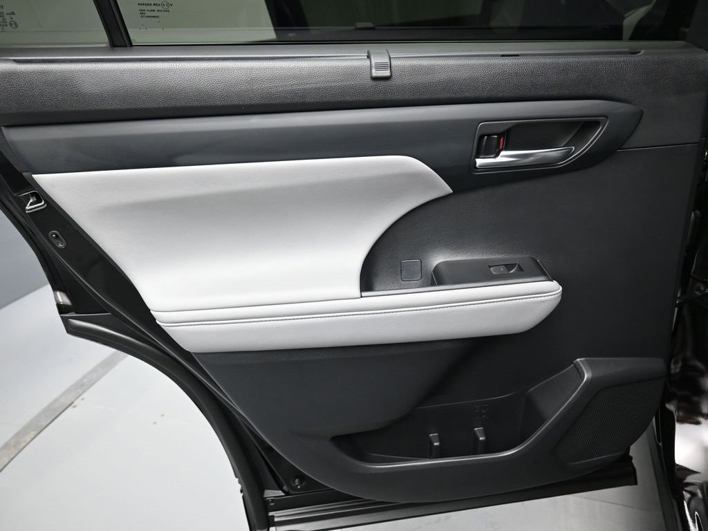 Used 2021 Toyota Highlander XLE image 29