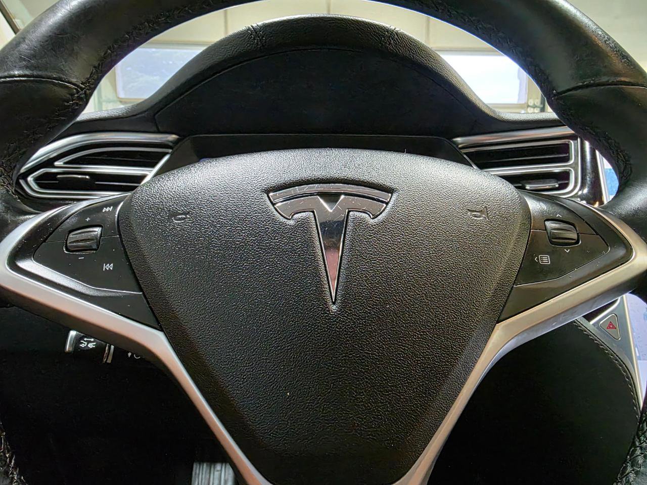 Used 2015 Tesla Model S 70D AWD/4WD image 27