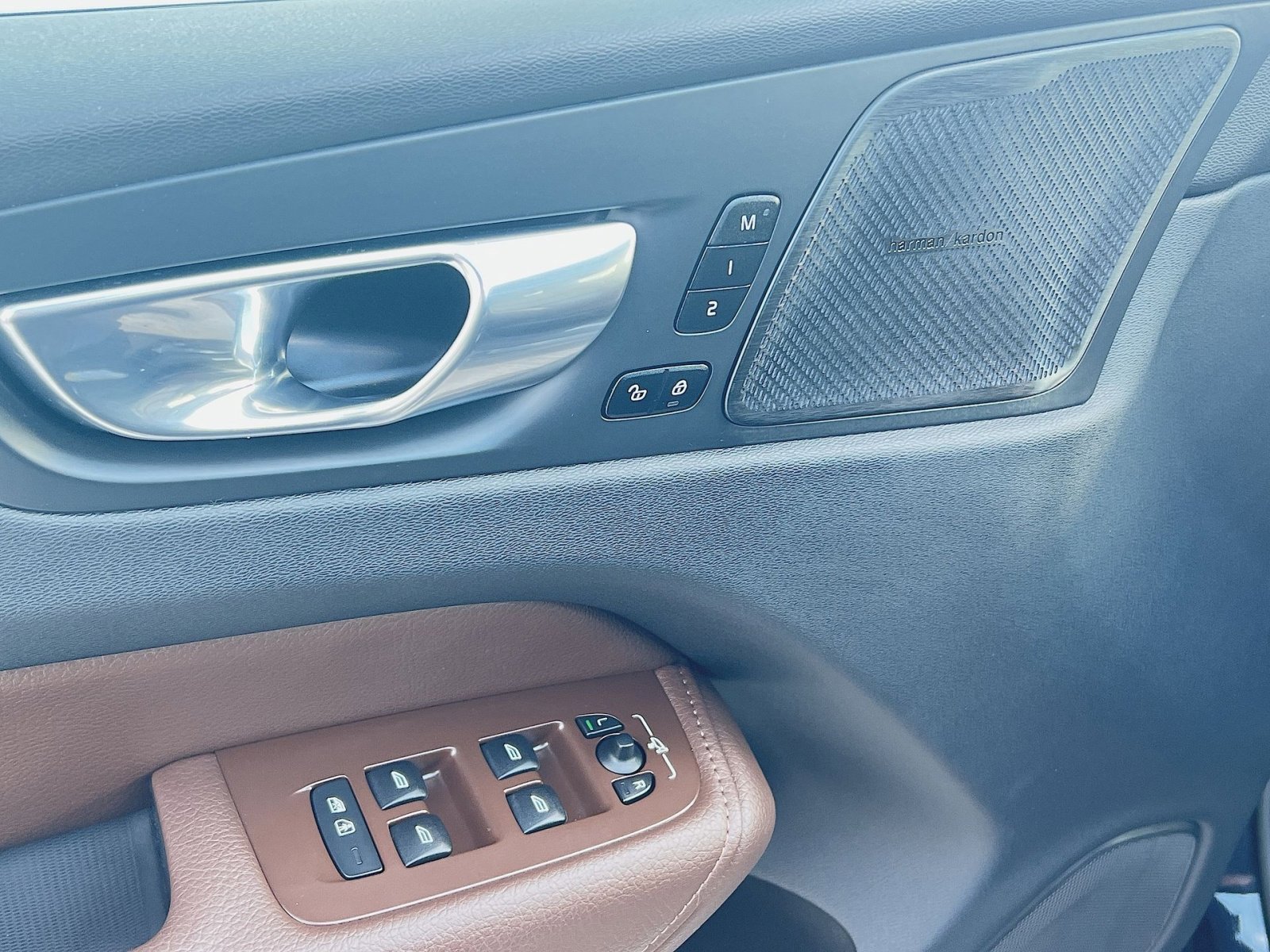 Certified 2022 Volvo XC60 B5 Momentum image 15