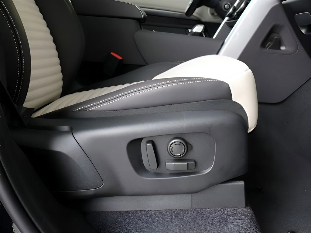 Used 2025 Land Rover Discovery Metropolitan Edition AWD/4WD image 23