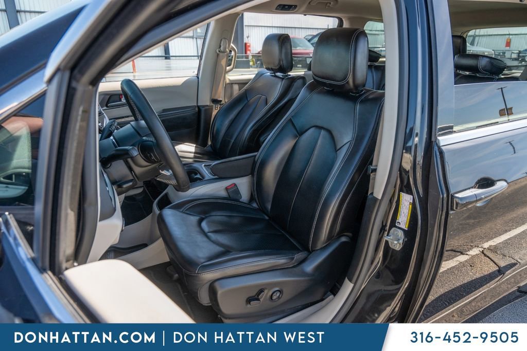 Used 2023 Chrysler Pacifica Touring-L image 4