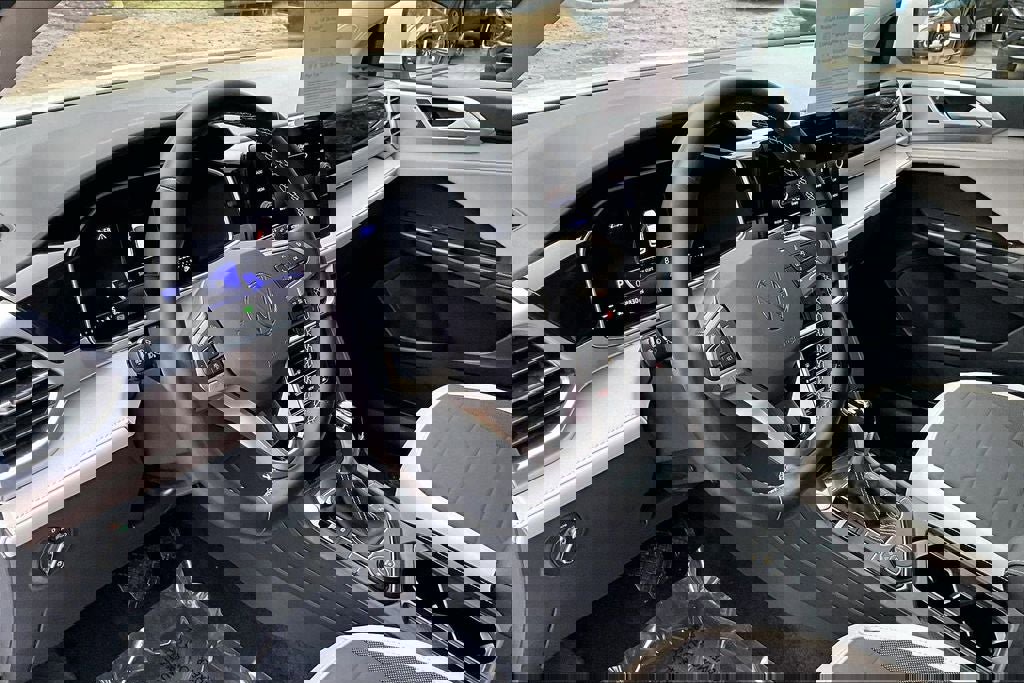 Certified 2025 Volkswagen Taos SE w/ Panoramic Sunroof Package image 14