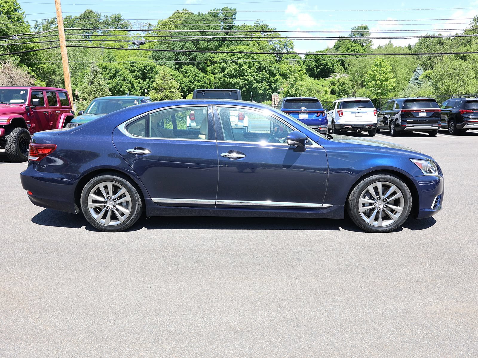 Used 2013 Lexus LS 460 AWD w/ Comfort Pkg image 8