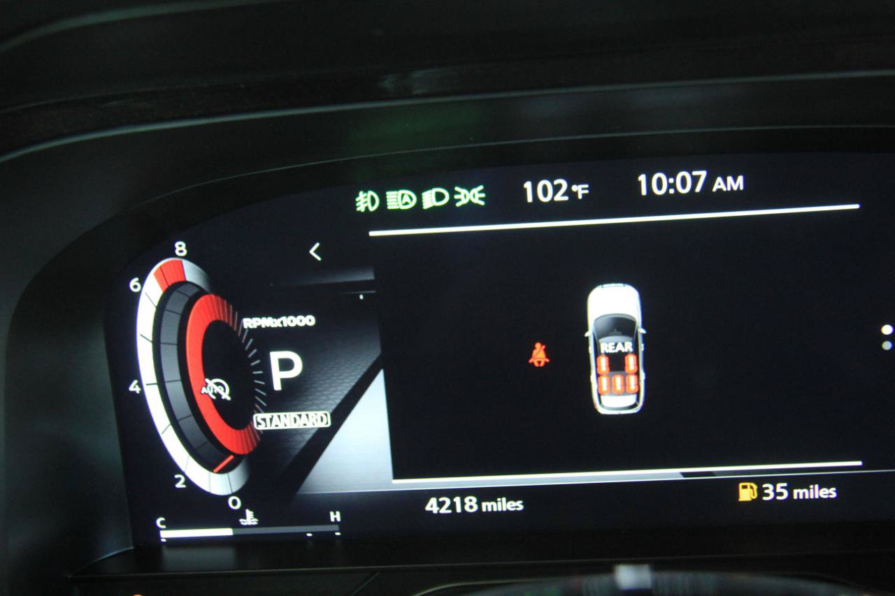 Used 2024 Nissan Pathfinder Platinum FWD image 12