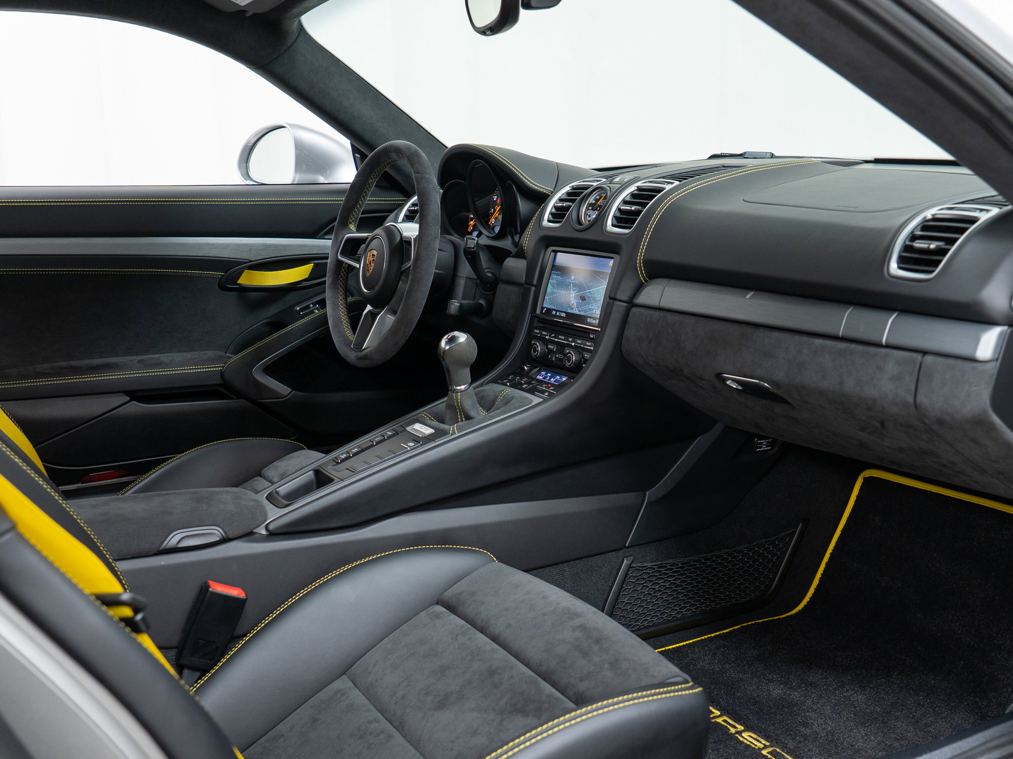 Certified 2016 Porsche Cayman GT4 RWD image 30