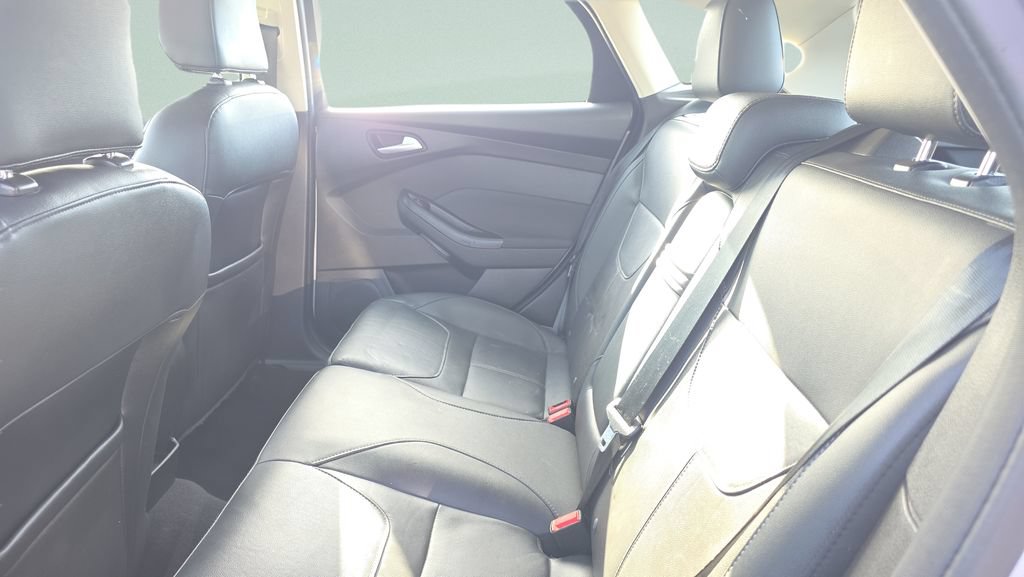 Used 2016 Ford Focus SE w/ Equipment Group 201A FWD image 10