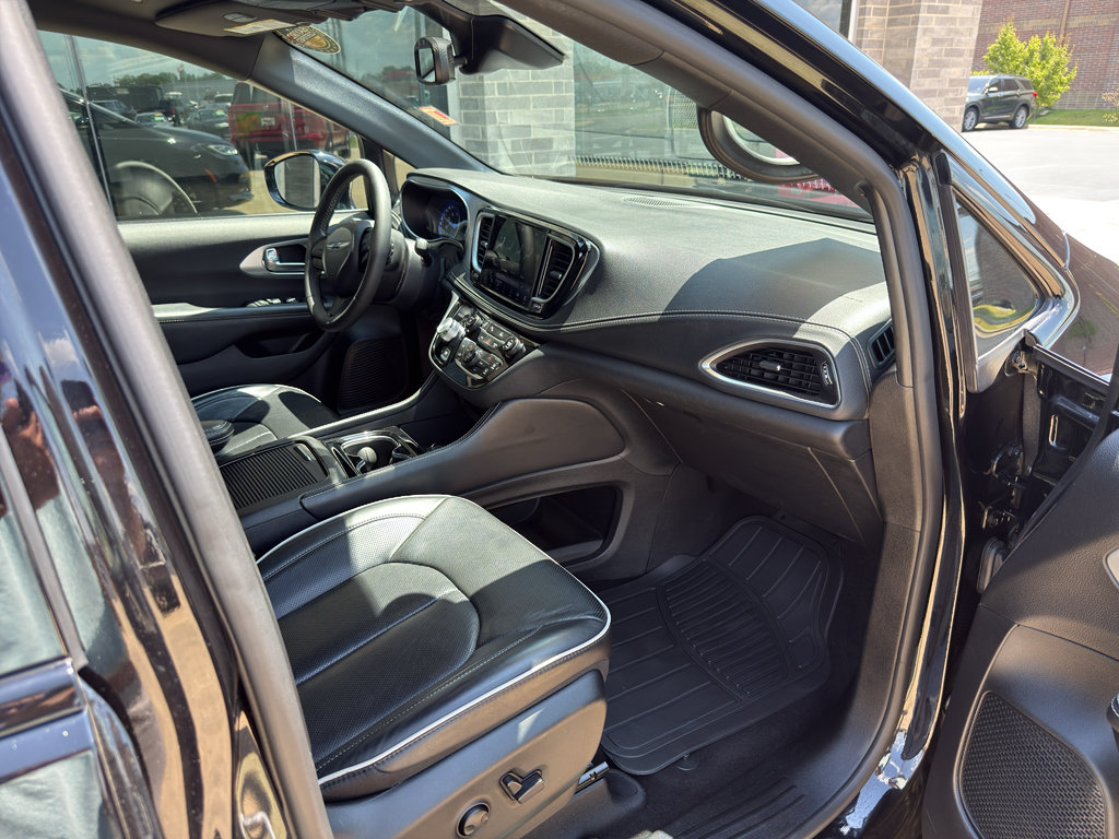Used 2025 Chrysler Pacifica Limited FWD image 21