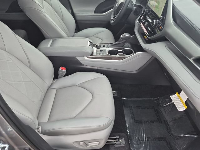 Certified 2026 Toyota Highlander Platinum AWD/4WD image 33