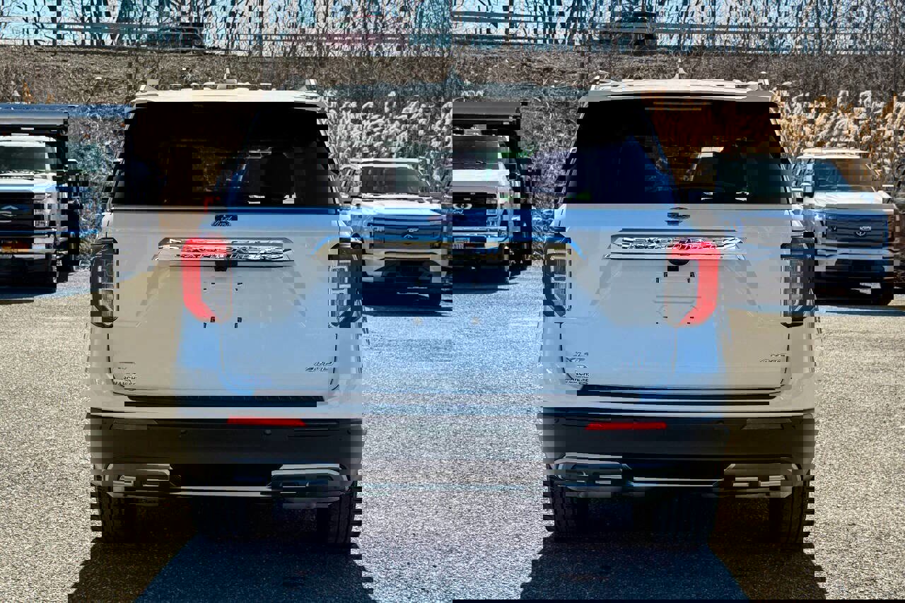 Used 2023 Ford Explorer XLT w/ Equipment Group 202A image 4