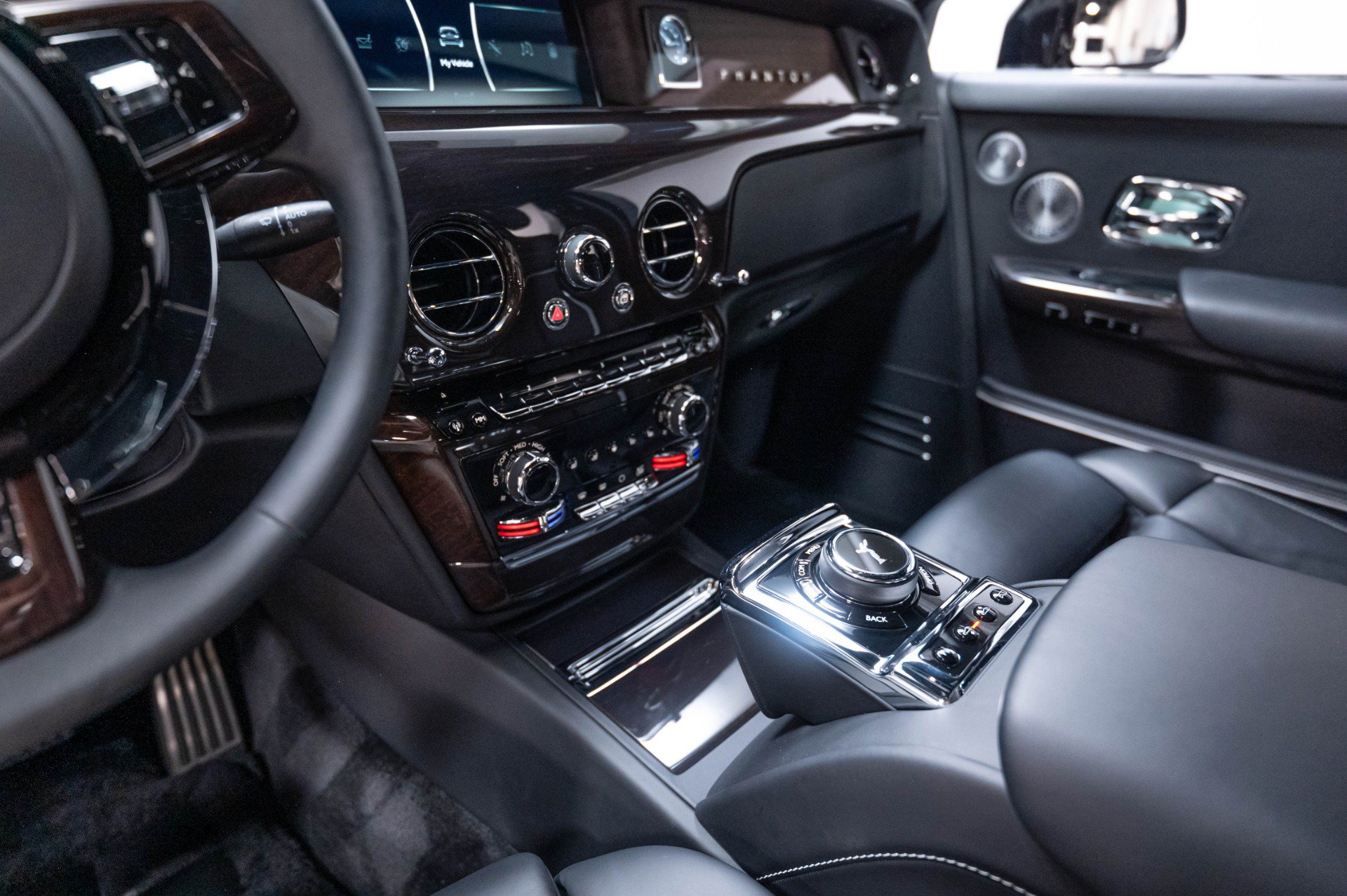 Used 2024 Rolls-Royce Phantom Sedan w/ The Phantom Package RWD image 14
