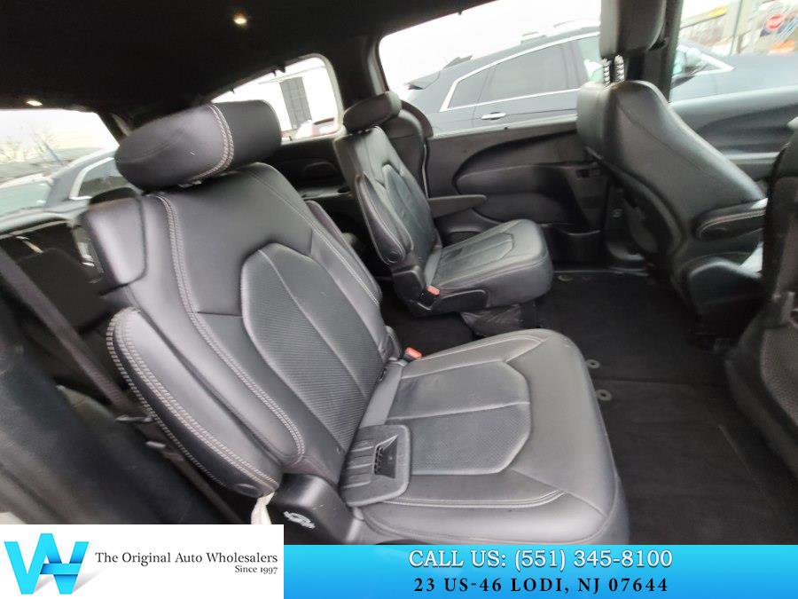 Used 2019 Chrysler Pacifica Touring-L w/ S Appearance Package image 17