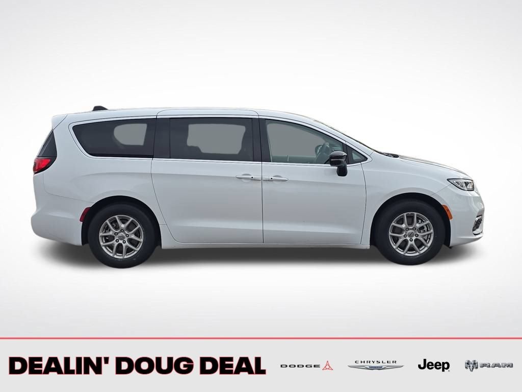 Used 2024 Chrysler Pacifica Touring-L FWD image 6