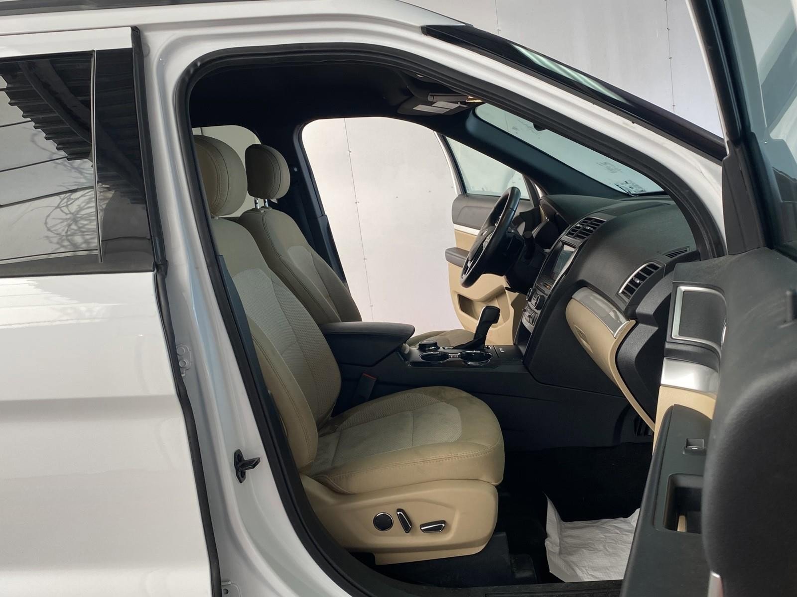 Used 2017 Ford Explorer XLT w/ Equipment Group 201A image 9