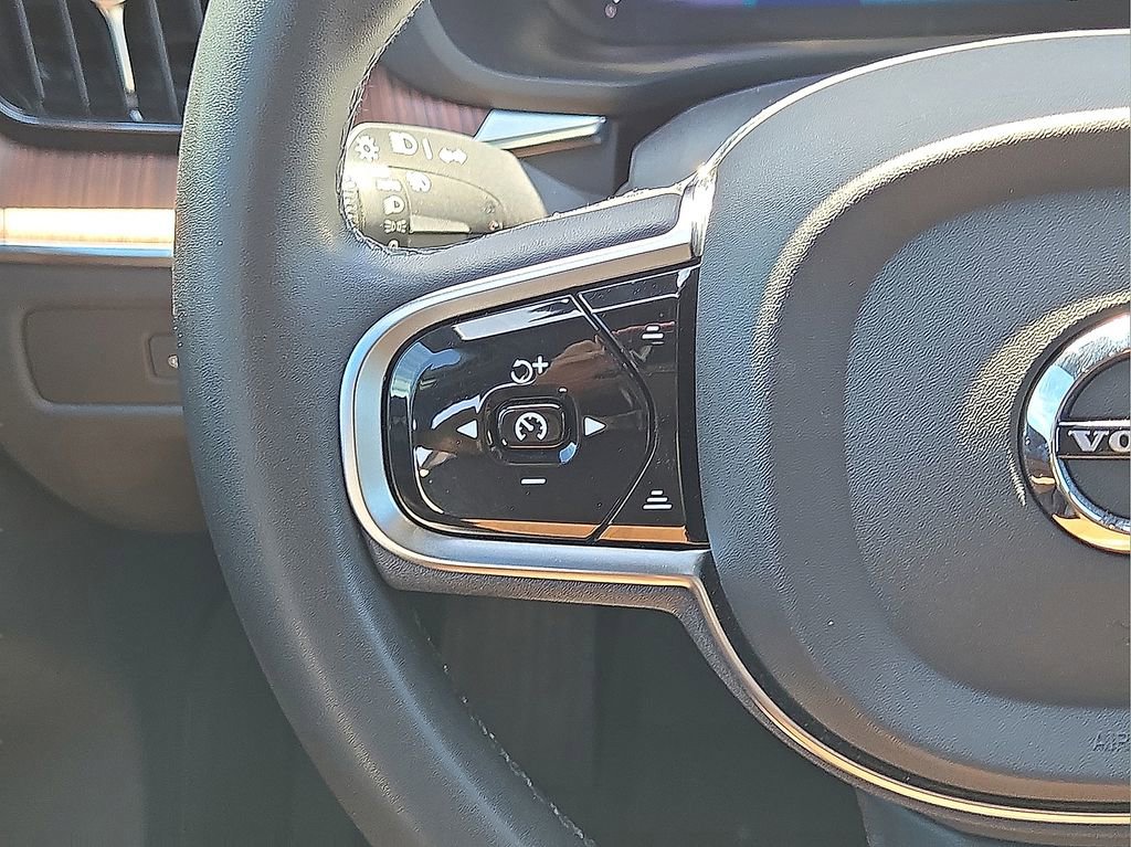 Used 2023 Volvo XC60 B5 Plus AWD/4WD image 17