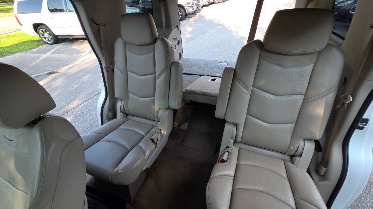 Used 2017 Cadillac Escalade Luxury AWD/4WD image 36
