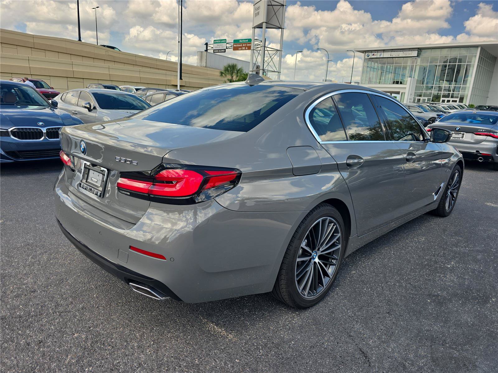 Used 2022 BMW 530e w/ Premium Package RWD image 3