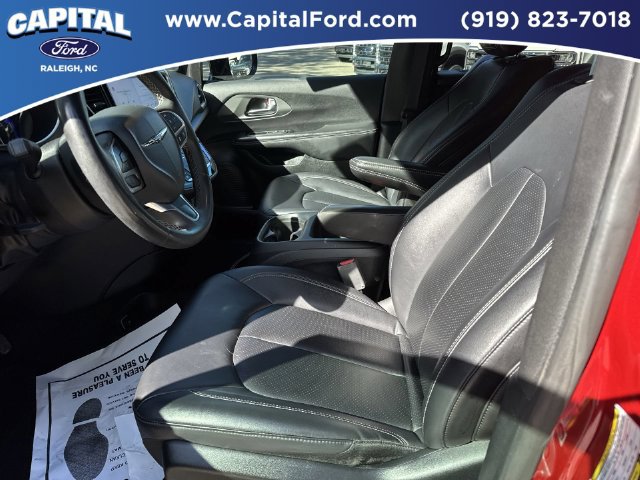 Used 2025 Chrysler Pacifica Select FWD image 18