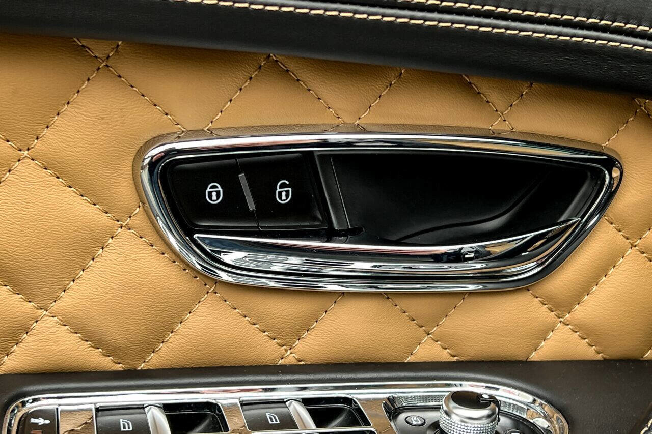 Used 2017 Bentley Bentayga image 31