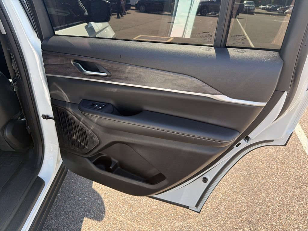 Used 2023 Jeep Grand Cherokee L Limited AWD/4WD image 9