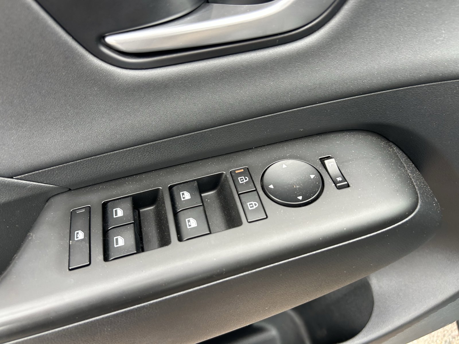 Used 2024 Hyundai Kona Limited FWD image 28