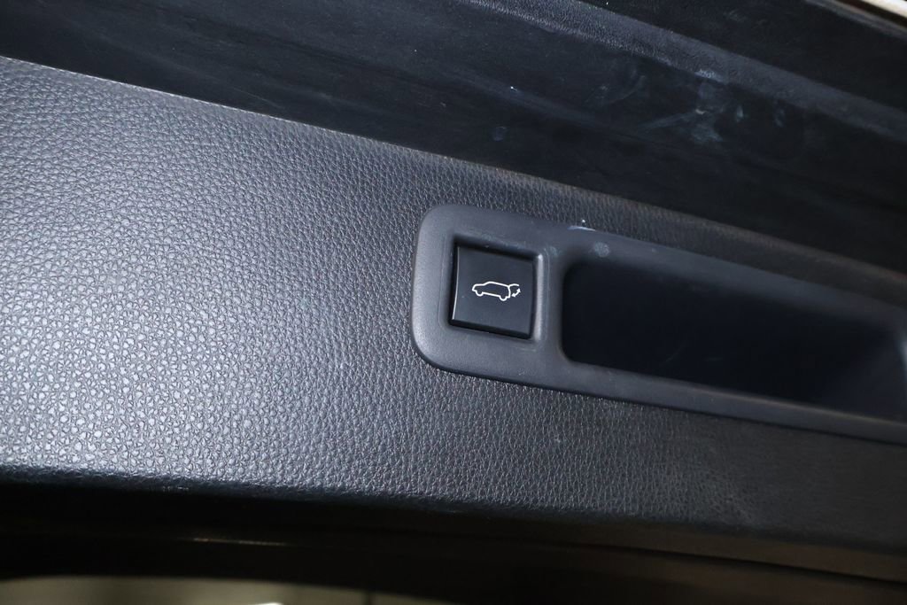 Used 2021 Toyota Highlander LE image 18