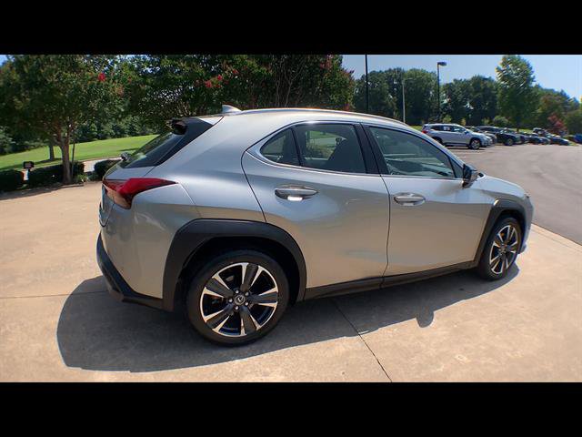 Certified 2022 Lexus UX 200 w/ Accessory Package (Z2) FWD image 8