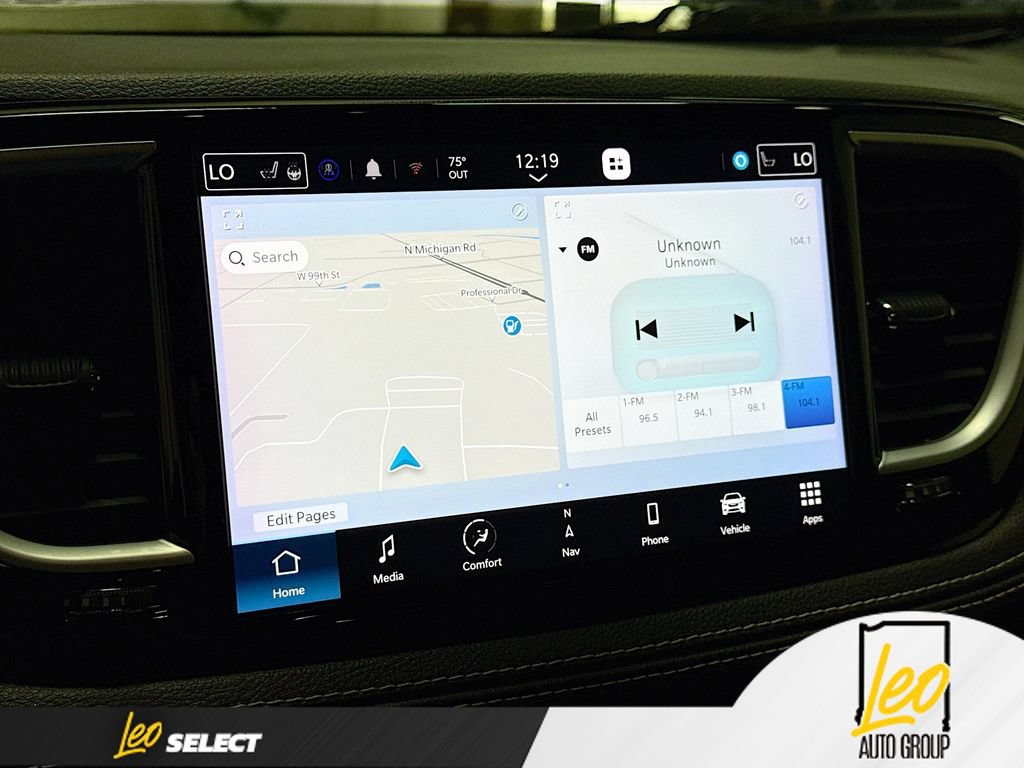 Used 2023 Chrysler Pacifica Limited w/ Uconnect Theater Family Group AWD/4WD image 18