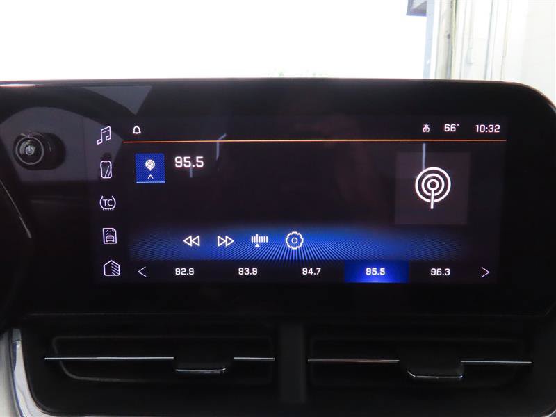 Used 2025 Chevrolet Trax LT w/ LT Convenience Package FWD image 24