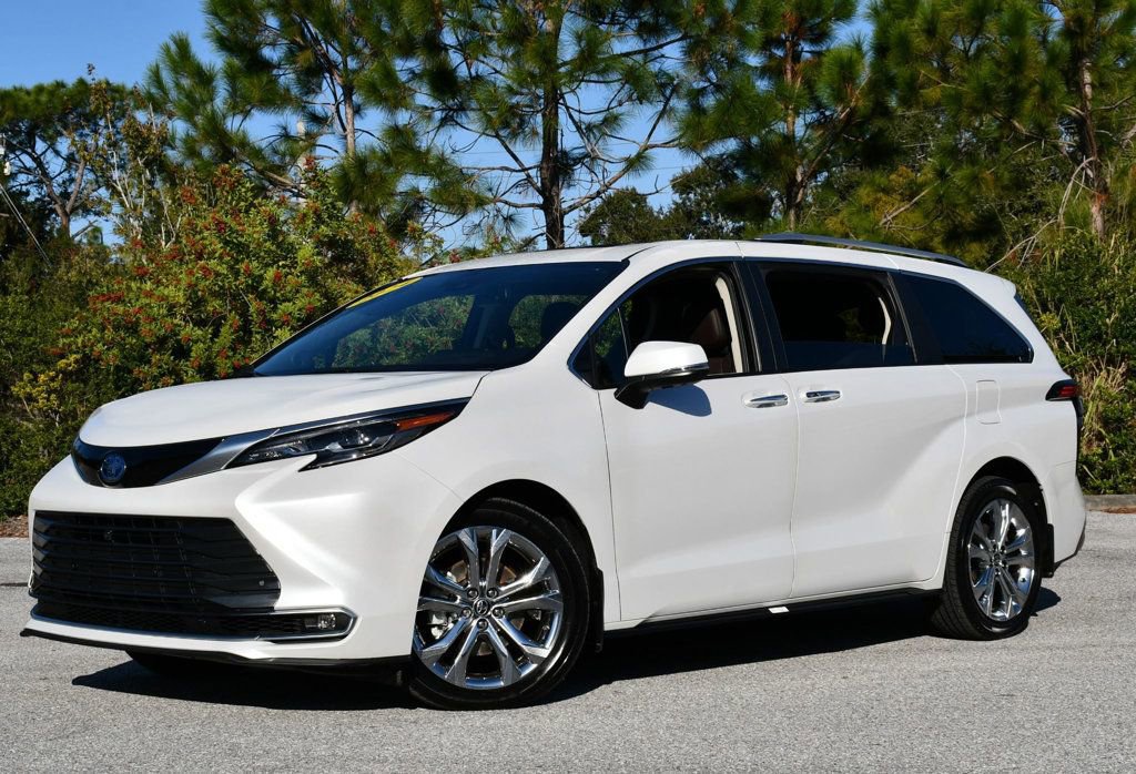 Used 2024 Toyota Sienna Platinum image 29
