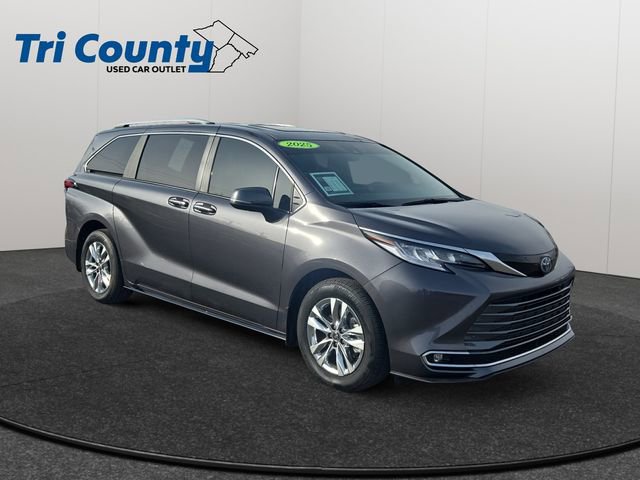 Used 2025 Toyota Sienna Limited image 1