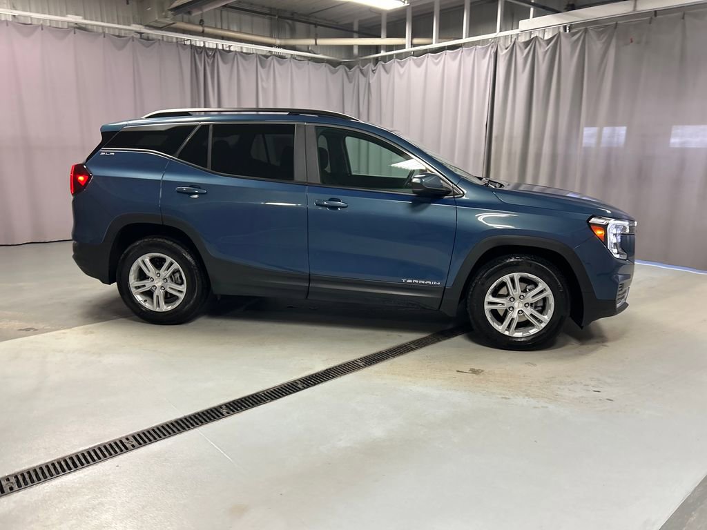 Used 2024 GMC Terrain SLE w/ Driver Convenience Package FWD image 8
