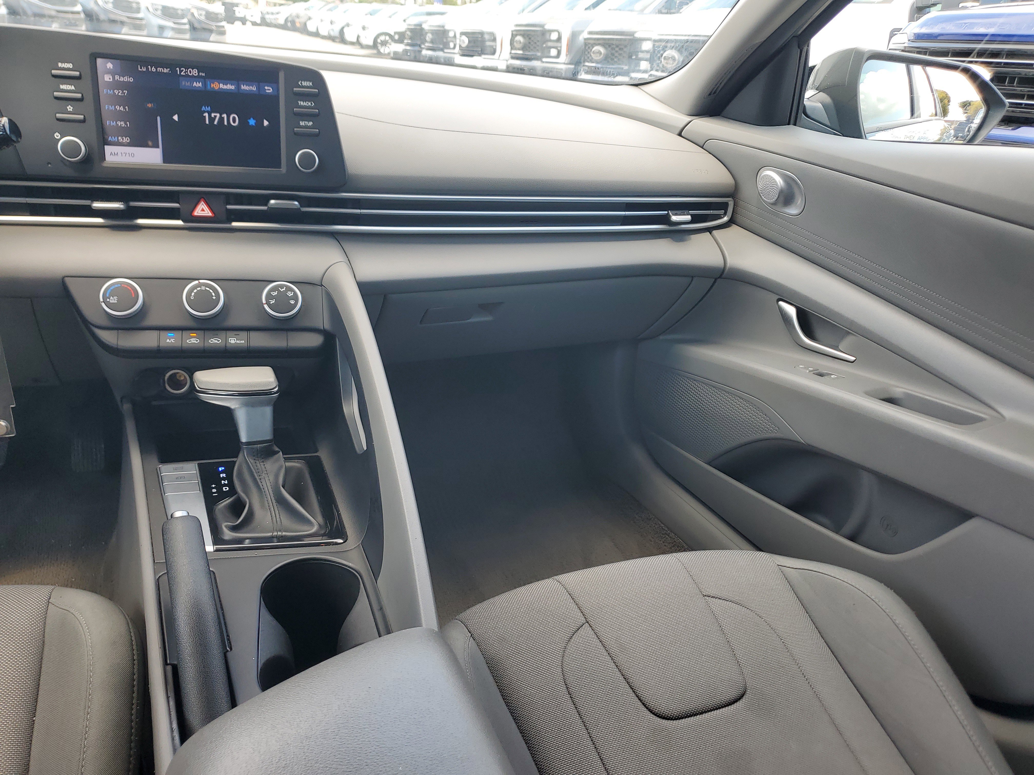 Used 2024 Hyundai Elantra SE FWD image 15