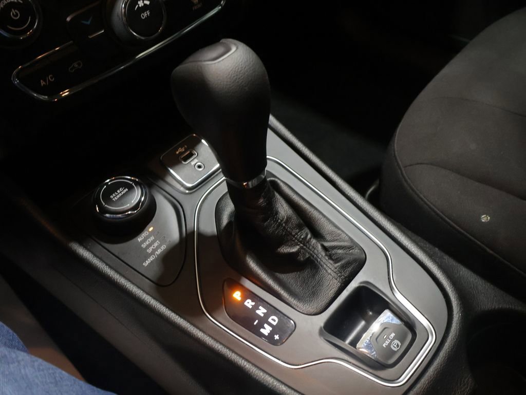 Used 2019 Jeep Cherokee Latitude w/ Popular Appearance Group image 29