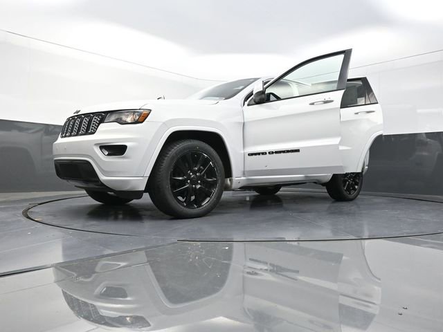 Used 2018 Jeep Grand Cherokee Altitude image 46