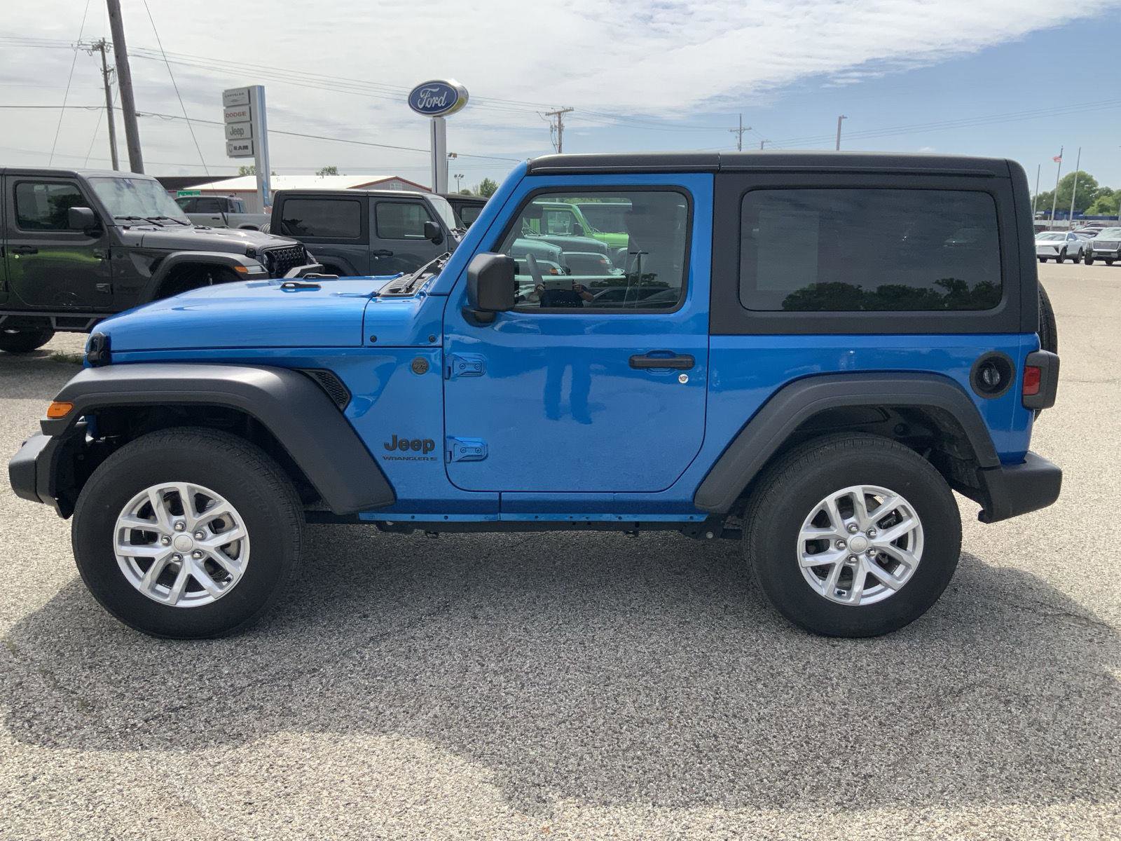 Used 2023 Jeep Wrangler Sport AWD/4WD image 7