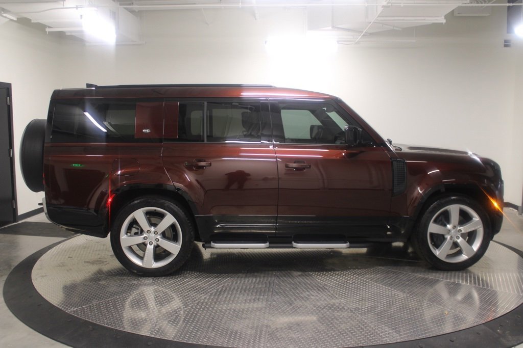 Used 2023 Land Rover Defender 130 SE image 10