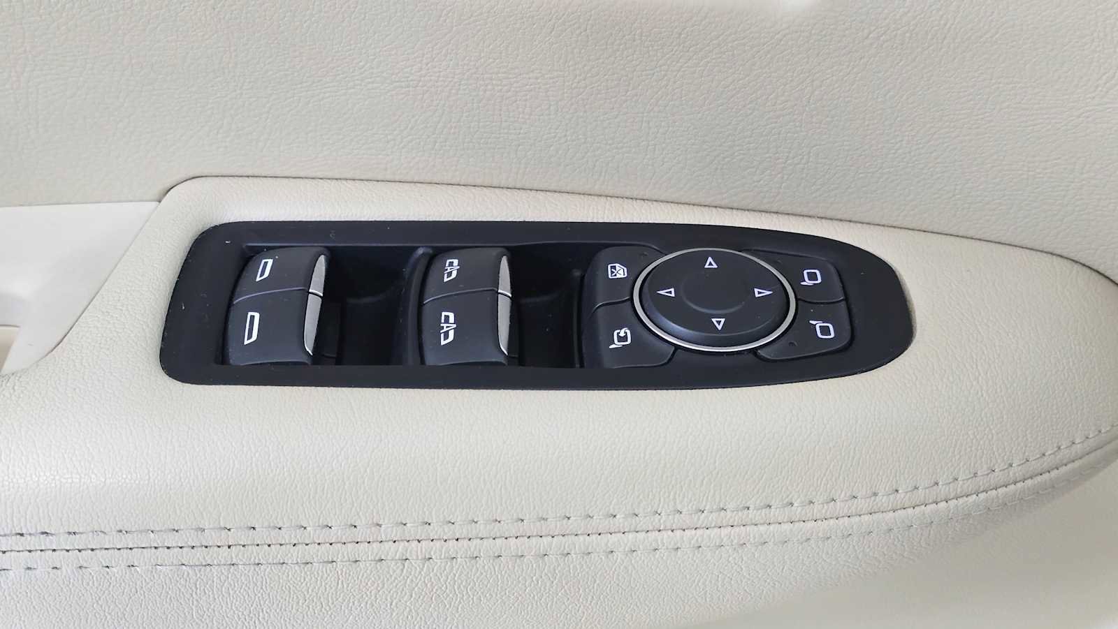 Used 2018 Cadillac XT5 Luxury w/ Driver Awareness Package image 25