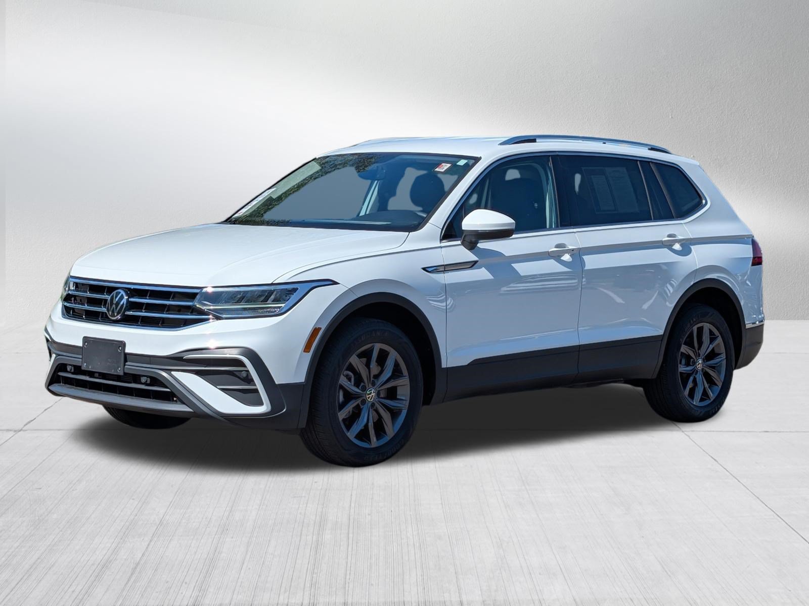 Certified 2024 Volkswagen Tiguan SE AWD/4WD image 3