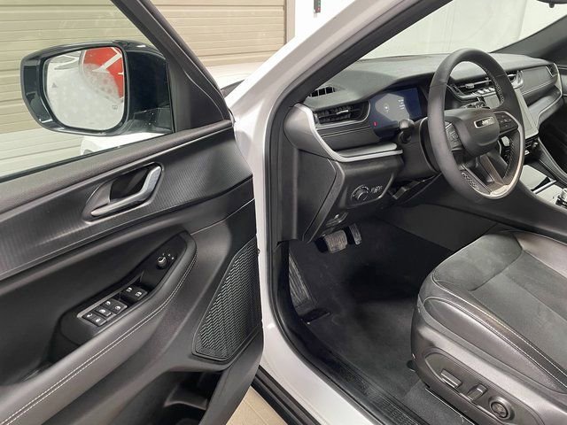 Used 2024 Jeep Grand Cherokee Altitude image 13