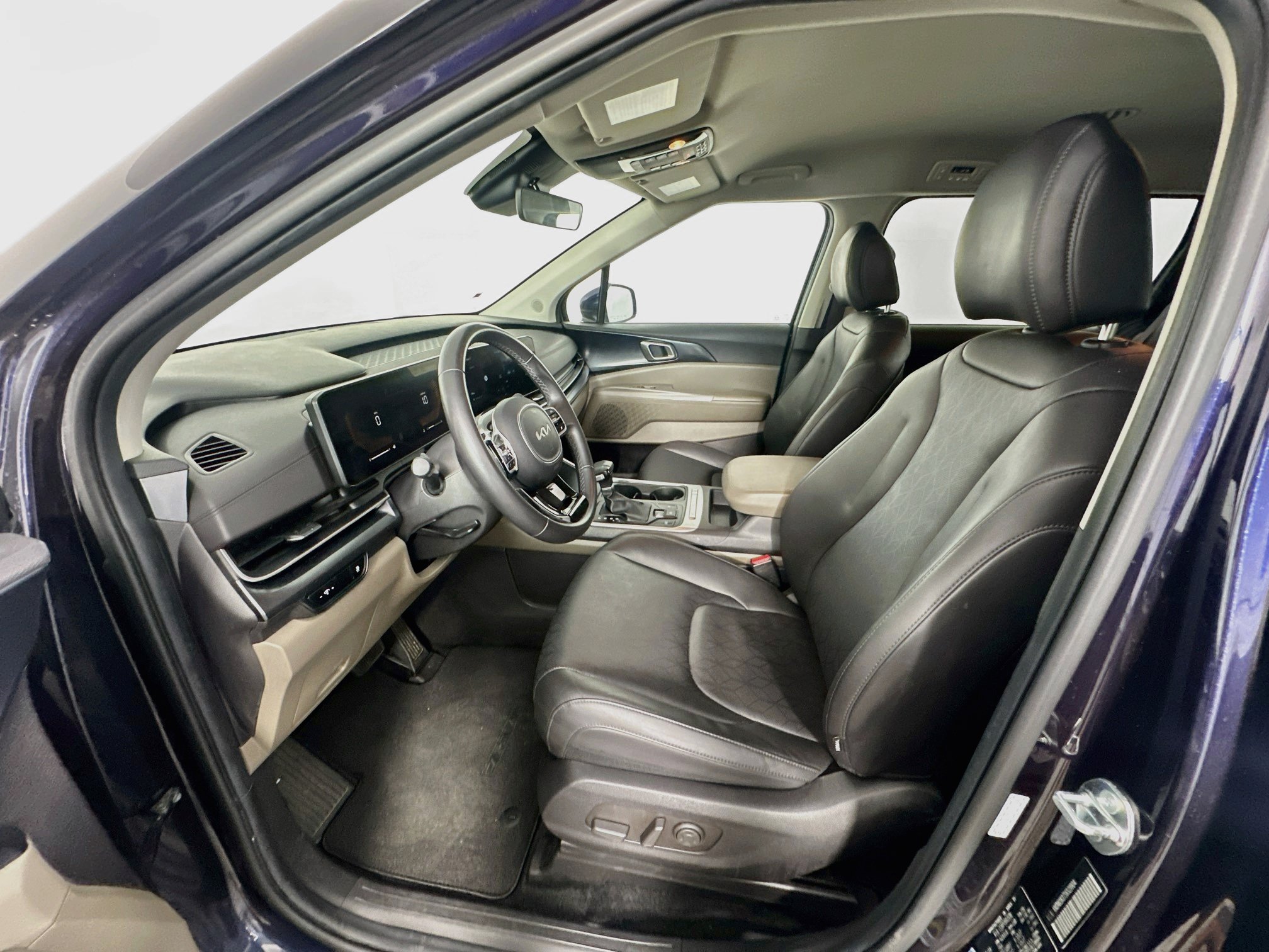 Used 2025 Kia Carnival FWD image 13