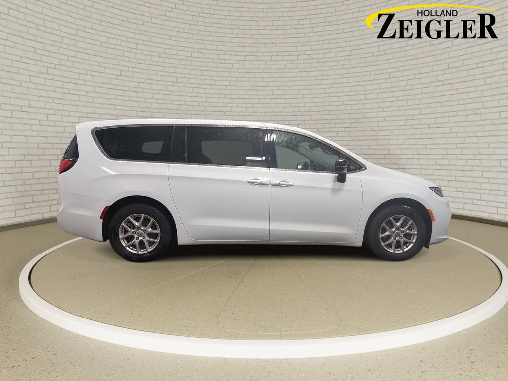 Used 2024 Chrysler Pacifica Touring-L FWD image 4