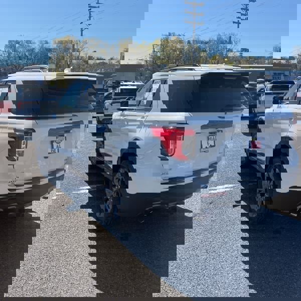 Used 2022 Ford Explorer XLT w/ Equipment Group 202A AWD/4WD image 3